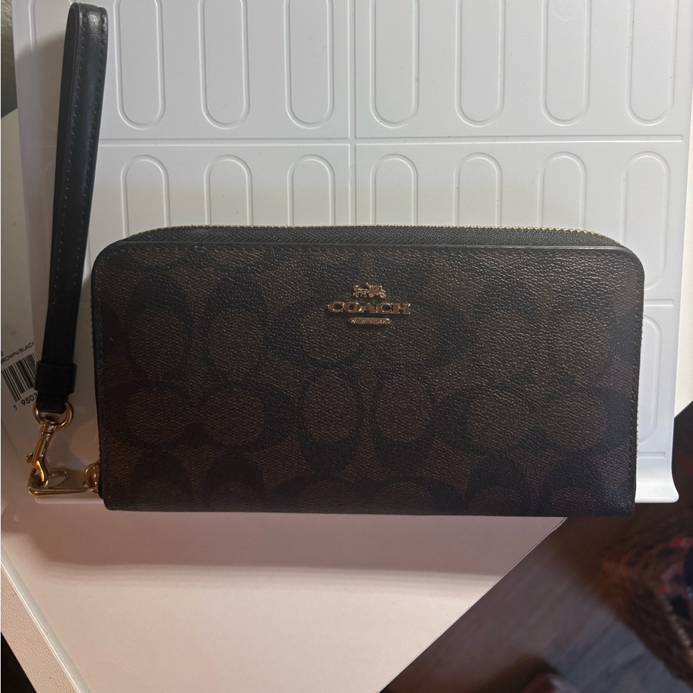 Long zip around wallet in signature canvas